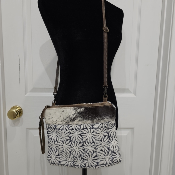 Myra Crossbody, Stylish Crossbody Bag with Patterned Design - Picture 4 of 8